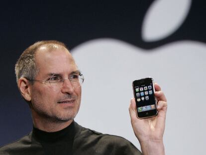 Steve Jobs en la presentación del Iphone, un invento que revolucionó la telefonía móvil, en San Francisco (EE UU) en enero de 2007. Foto: