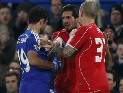 Emre Can se encara con Diego Costa ante Skrtel