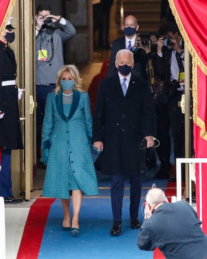 La primera dama de Estados Unidos Jill Biden apostó por una tendencia que hemos visto a muchas invitadas a la investidura: el look monocolor. En su caso apostó por el azul turquesa y confió en la firma Markarian, que produce en sus talleres artesanales en Nueva York de un modo sostenible y respetuoso con el medio ambiente.