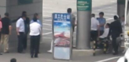 Captura de pantalla que muestra a Chen Guangcheng en el aeropuerto de Pekín.
