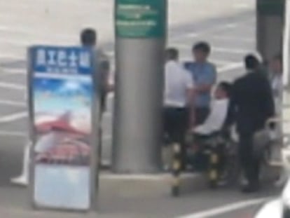 Captura de pantalla que muestra a Chen Guangcheng en el aeropuerto de Pek&iacute;n.