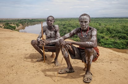 Hombres de la etnia karo del poblado de Korcho, junto al río Omo. Algunas veces el consejo de ancianos delibera si el niño considerado como 'mingi' puede ser perdonado, consultando los intestinos de una cabra. Pero cuando estos dan una respuesta negativa su decisión es que debe ser eliminado por el bien de la tribu.