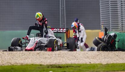 Alonso, de blanco, se aleja de los restos de su McLaren mientras Gutiérrez sale de su Haas.