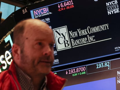 Una pantalla muestra la cotización de New York Community Bancorp en el parqué de la Bolsa de Nueva York, el pasado 31 de enero de 2024.