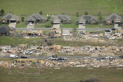 Vista aérea de la zona más afectada en Vilonia, Arkansas, tras el paso de un tornado. Al menos doce personas han muerto y numerosas han resultado heridas a causa de los tornados que han sacudido en las últimas horas varios estados del centro y el sur de Estados Unidos.