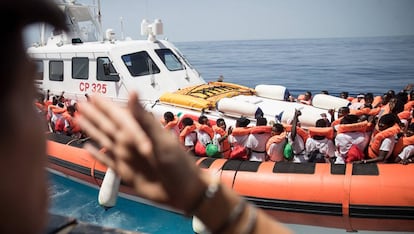 Traspaso de migrantes del 'Aquarius' a las autoridades italianas.
