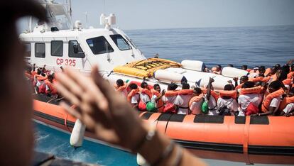 Traspaso de migrantes del 'Aquarius' a las autoridades italianas.