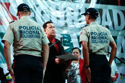 Ch&aacute;vez, en una ceremonia con la polic&iacute;a venezolana.