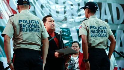 Ch&aacute;vez, en una ceremonia con la polic&iacute;a venezolana.