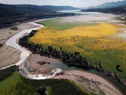 Imagen tomada esta mañana con un dron de la cola del pantano de Yesa, con el río Aragón prácticamente sin agua y donde se aprecia también el descenso de su capacidad.