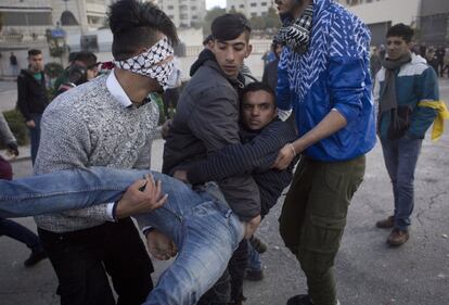 Un palestino herido es trasladado durante los enfrentamientos con las tropas israelíes en Ramala.