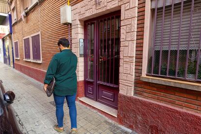 Un hombre pasa por el portal de la vivienda de la menor asesinada, en Zaragoza.
