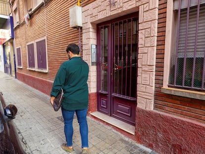 Un hombre pasa por el portal de la vivienda de la menor asesinada, en Zaragoza.