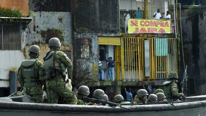 Militares colombianos patrullan el puerto de Buenaventura.