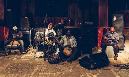 Cuatro de los músicos de la nueva formación de Les Ambassadeurs. De izquierda a derecha, Mamadou 'Prince' Koné, calabaza, un instrumento africano; Mamadou 'Pacheco' Bakayoko, batería; Haraoura Samake, 'n'goni'; y Sekou Diabaté, bajo. Tanto Pacheco como Diabaté eran miembros de la banda en los años 70.