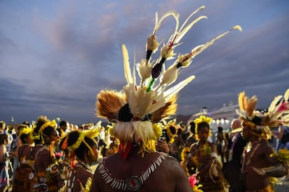 Consciente de que por muy lejos que uno vaya siempre habrá una agencia de viajes esperándolo, el británico Lawrence Osborne emprende un viaje delirante que lo llevará hasta las selvas de Papúa Nueva Guinea —donde se ve obligado a comer carne de murciélago, una especialidad local— tras recorrer Dubái, Calcuta, las islas Andamán, Tailandia y Bali. Lo cuenta en <i><b>El turista desnudo</i></b> (Gatopardo Ediciones), una divertida reflexión sobre el turismo de masas y un mundo en el que todo se parece a todo. <br></br>En la imagen, un espectáculo de danzas nativas en Port Moresby (Papúa Nueva Guinea).