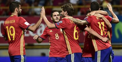 Los jugadores celebran el gol de David Silva.