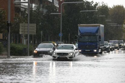 Coches circulando este lunes en Cornellà de Llobregat, Barcelona.