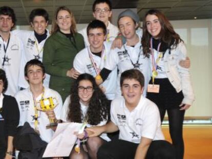 El equipo de Karmengo Ama, de Amorebieta, posa tras recibir el premio de First Lego League.