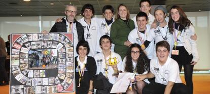 El equipo de Karmengo Ama, de Amorebieta, posa tras recibir el premio de First Lego League.