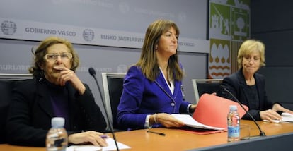 Mendia, entre Ibáñez de Maeztu (derecha) y Carmena, en la presentación del borrador del decreto.