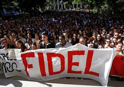 Estudiantes de la Universidad de La Habana rinden tributo a Fidel Castro.