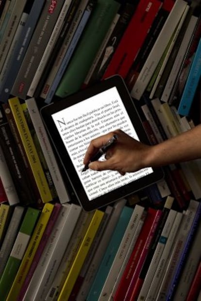 Un lector subraya un libro electrónico.