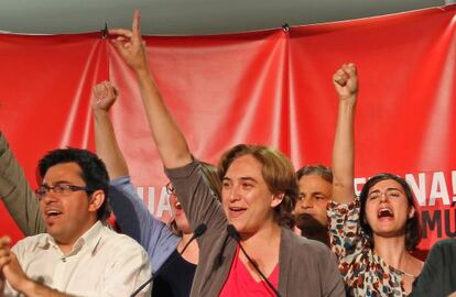 Ada Colau i els seus companys celebren la victòria.