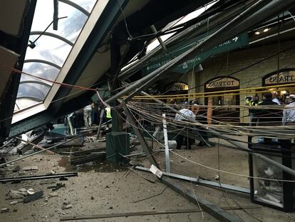 El techo de la estación colapsado tras un accidente en el que un tren chocó contra el andén de la estación Hoboken, en Nueva Jersey.