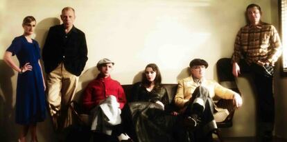 El grupo Dexys, liderado por Kevin Rowland (de rojo, el tercero desde la izquierda).