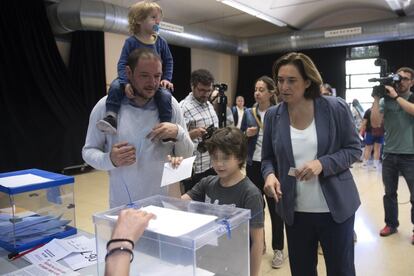 La alcaldesa y candidata de Barcelona en Comú a la reelección, Ada Colau, acompañada de su familia vota en el centro cívico La Sedeta de Barcelona.