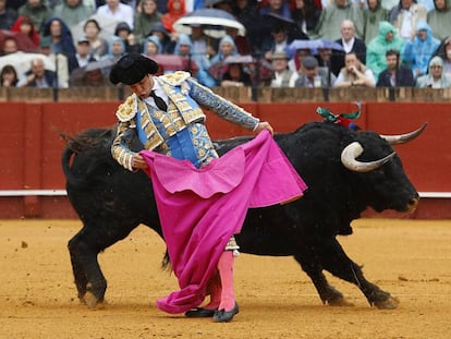 El diestro Juli&aacute;n L&oacute;pez, &#039;El Juli&#039;, durante el segundo toro de la tarde.