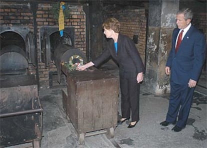 Bush y su esposa, hoy junto a los hornos crematorios de Auschwitz.