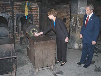 Bush y su esposa, hoy junto a los hornos crematorios de Auschwitz.