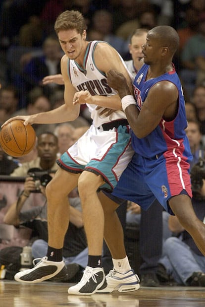 Pau Gasol controla el balón ante la defensa de Clifford Robinson, de los Pistons.