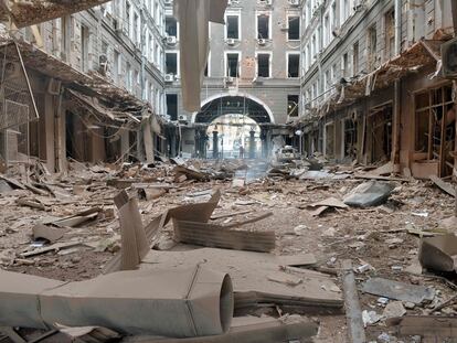 Un edificio dañado por los bombardeos rusos de este miércoles en la ciudad ucrania de Járkov.