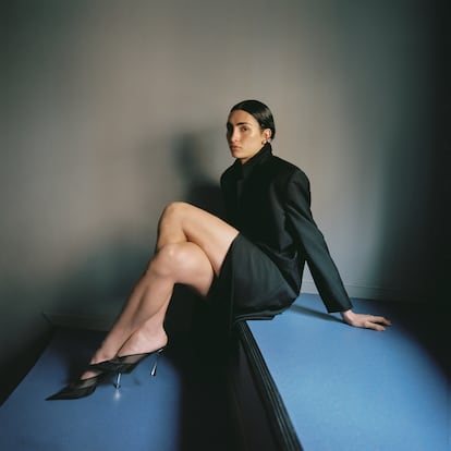 "No encontraba en Granada a nadie que se pareciera a lo que yo quería ser", recuerda Mina Serrano sobre su infancia. La actriz lleva abrigo negro y earcuff, ambos de Givenchy, y zapatos mule de Mugler.