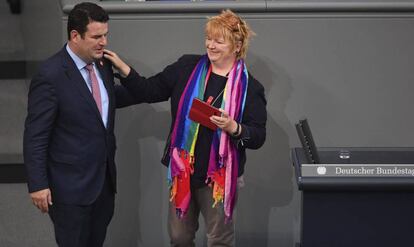 La diputada del SPD Mechthild Rawert (d) y su compañero de partido Hubertus Heil asistean al debate sobre la legalización del matrimonio homosexual en el Parlamento en Berlín (Alemania), 30 de junio de 2017.