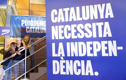 Cartel con el lema "Cataluña necesita la independencia" en el pabellón Jean Carrère de Argelès-sur-Mer (sur de Francia) donde Junts per Catalunya sigue los resultados electorales.