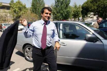 El presidente del Barcelona, Joan Laporta, ayer, a su llegada a la sede del club para asistir a la reunión de su directiva.