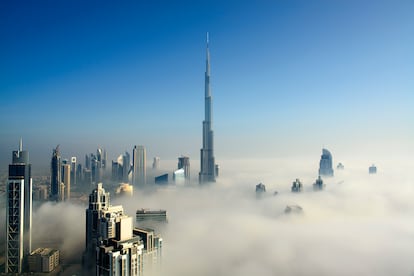 'Skyline' de Dubai durante una mañana de niebla. La ciudad es actualmente símbolo de la riqueza.