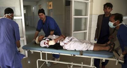 Uno de los heridos en el ataque, a su llegada a un hospital de Kabul.