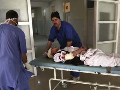 Uno de los heridos en el ataque, a su llegada a un hospital de Kabul.