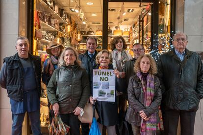 Vecinos y comerciantes de Chamartín posan en diciembre delante de una zapatería con un cartel contra el proyecto del túnel en la calle Padre Damián, junto al Bernabéu.