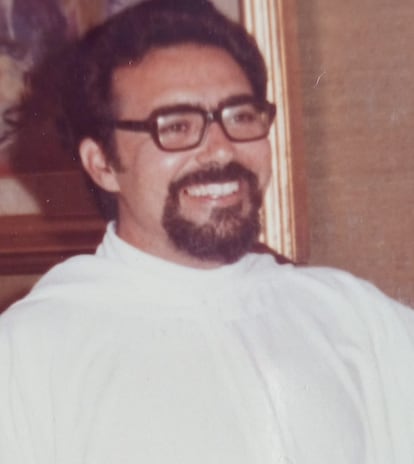Imagen de los años setenta del sacerdote Jordi Senabre, denunciado por abusos en 1988 y huido a Ecuador.