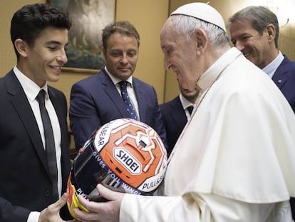 Marc Márquez, de visita en el Vaticano, regala uno de sus cascos al Papa Francisco.