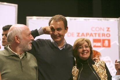 Imagen tomada del vídeo creado por la Plataforma de Apoyo a Zapatero en la que se ve al presidente del Gobierno, acompañado por los actores Álvaro de Luna y Concha Velasco, realizando el gesto que en el lenguaje de signos imita también su característica ceja.