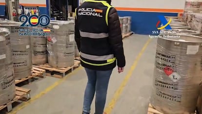 Un agente de Polica Nacional, durante uno de los registros de la Operacin Probirka, contra el envo productos qumicos prohibidos a Rusia.