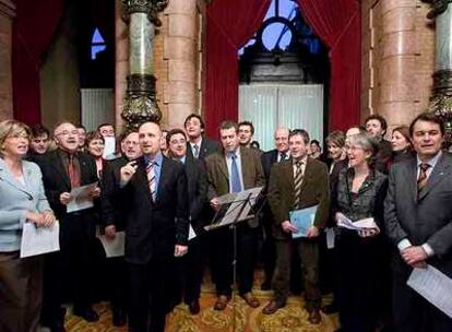 Un grupo de diputados canta villancicos, ayer, tras la sesión de control al Gobierno.