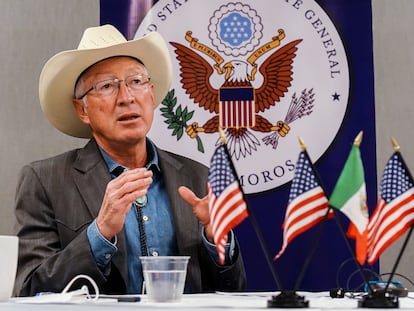 El embajador de EE UU en México, Ken Salazar, en una visita a la frontera el 26 de octubre.